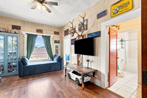 008_F8_4200 Bassett St