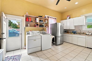 042_F8_4200 Bassett St
