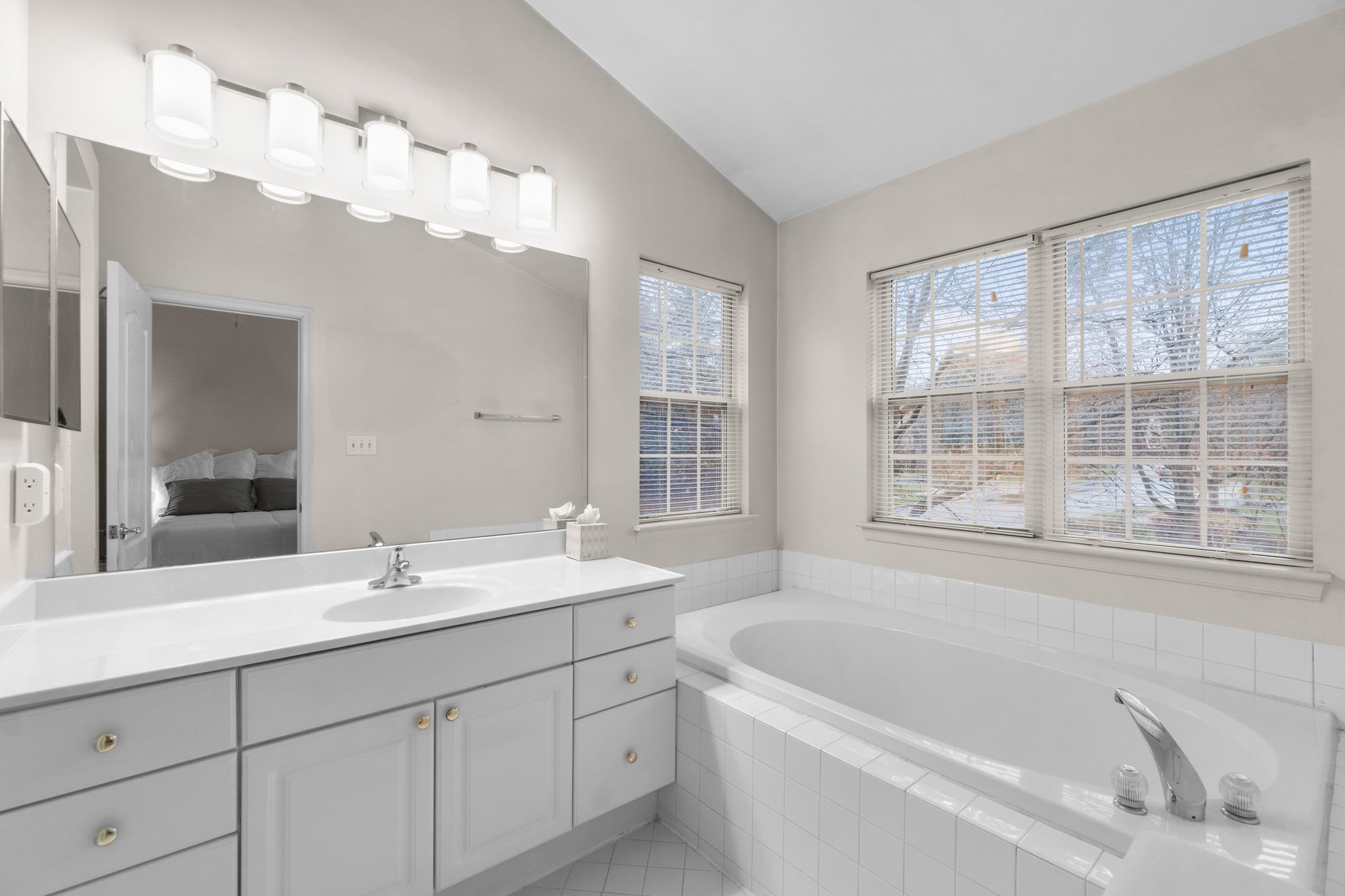 28. Upper bath.jpg