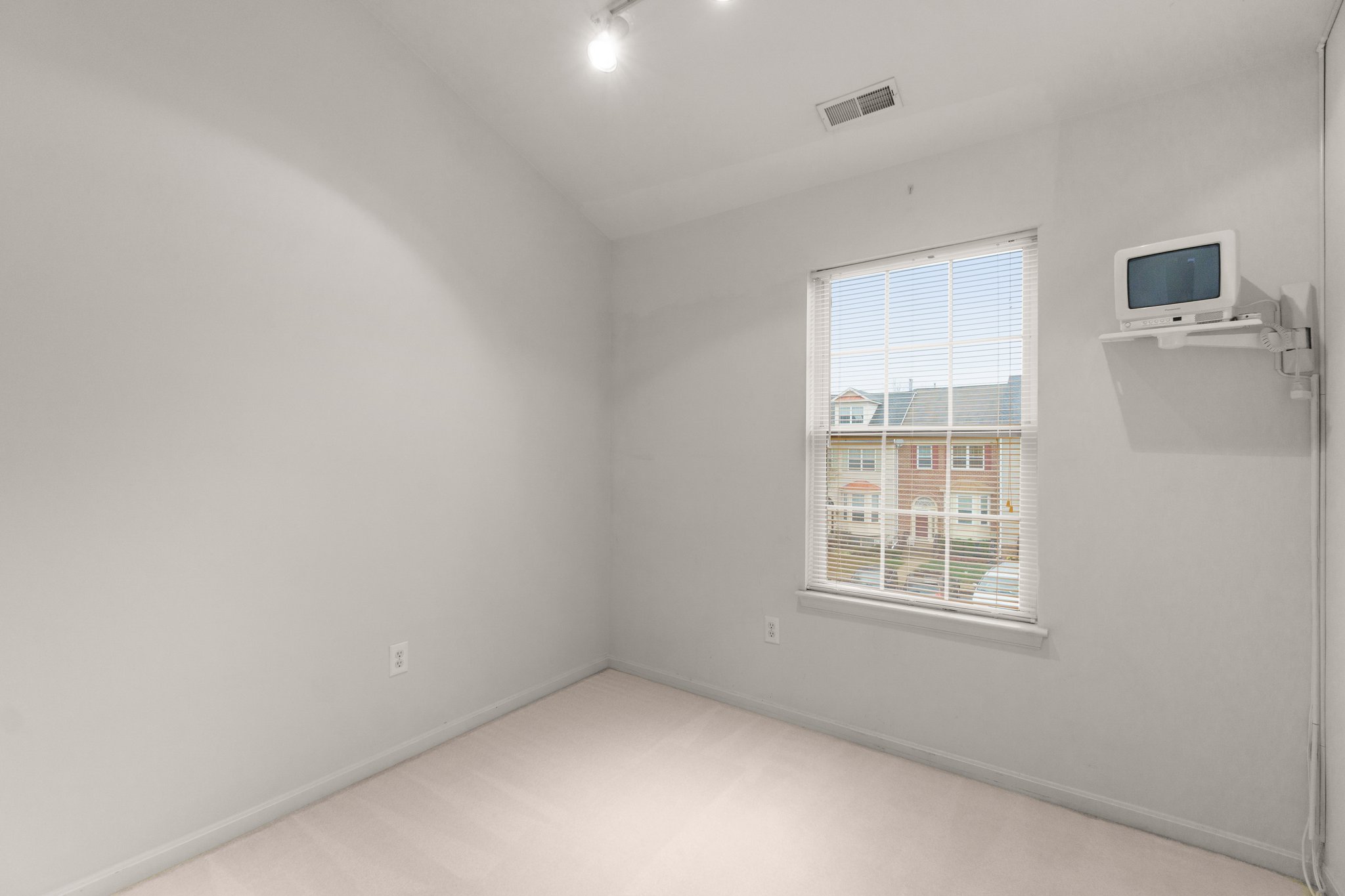 21. Upper bedroom.jpg