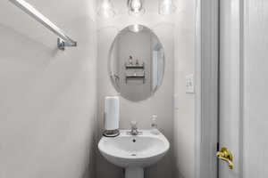 13. Main bath.jpg