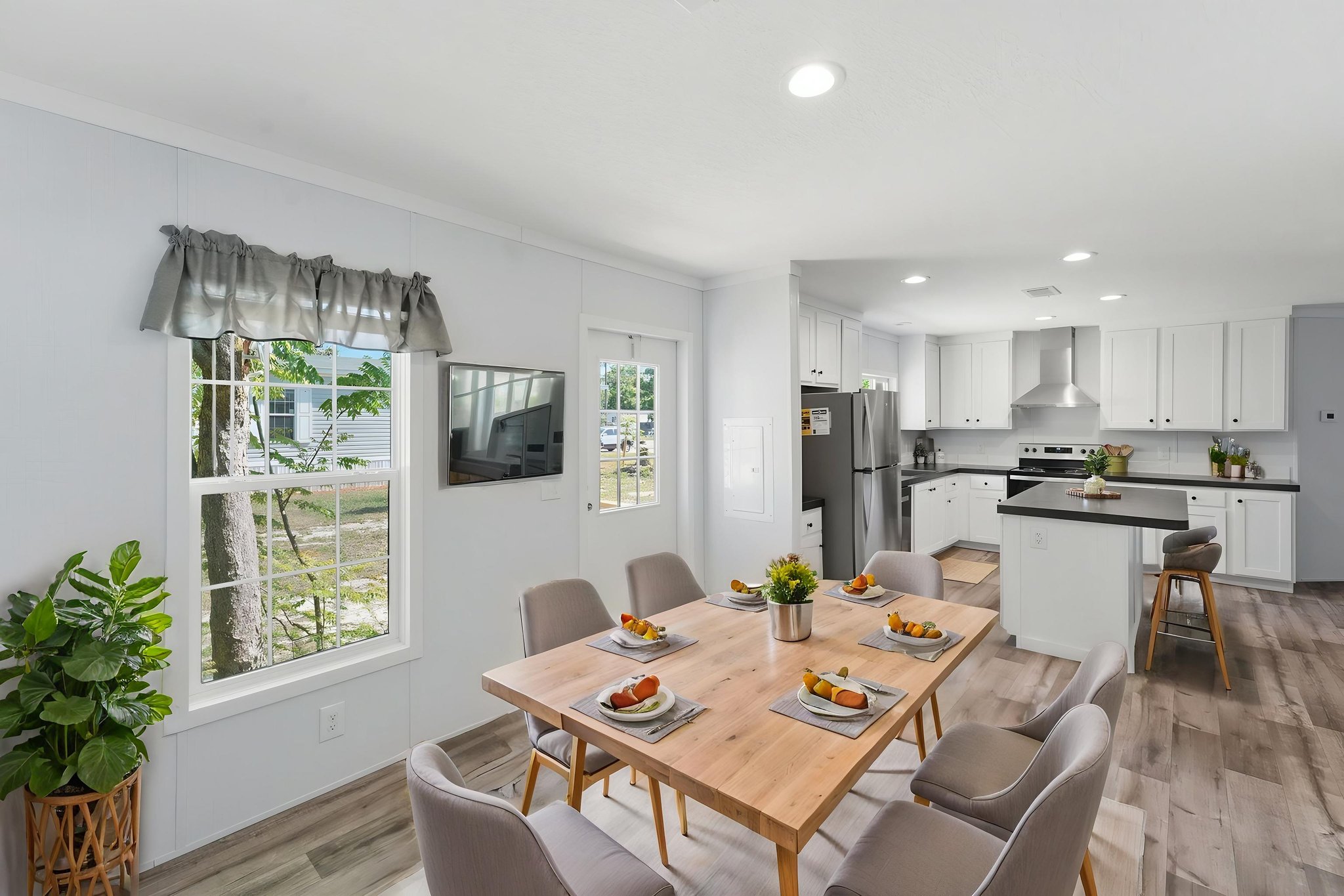 SFF02365 virtually staged.jpeg