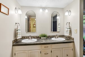 Riverview Dr-S0905-046.jpg