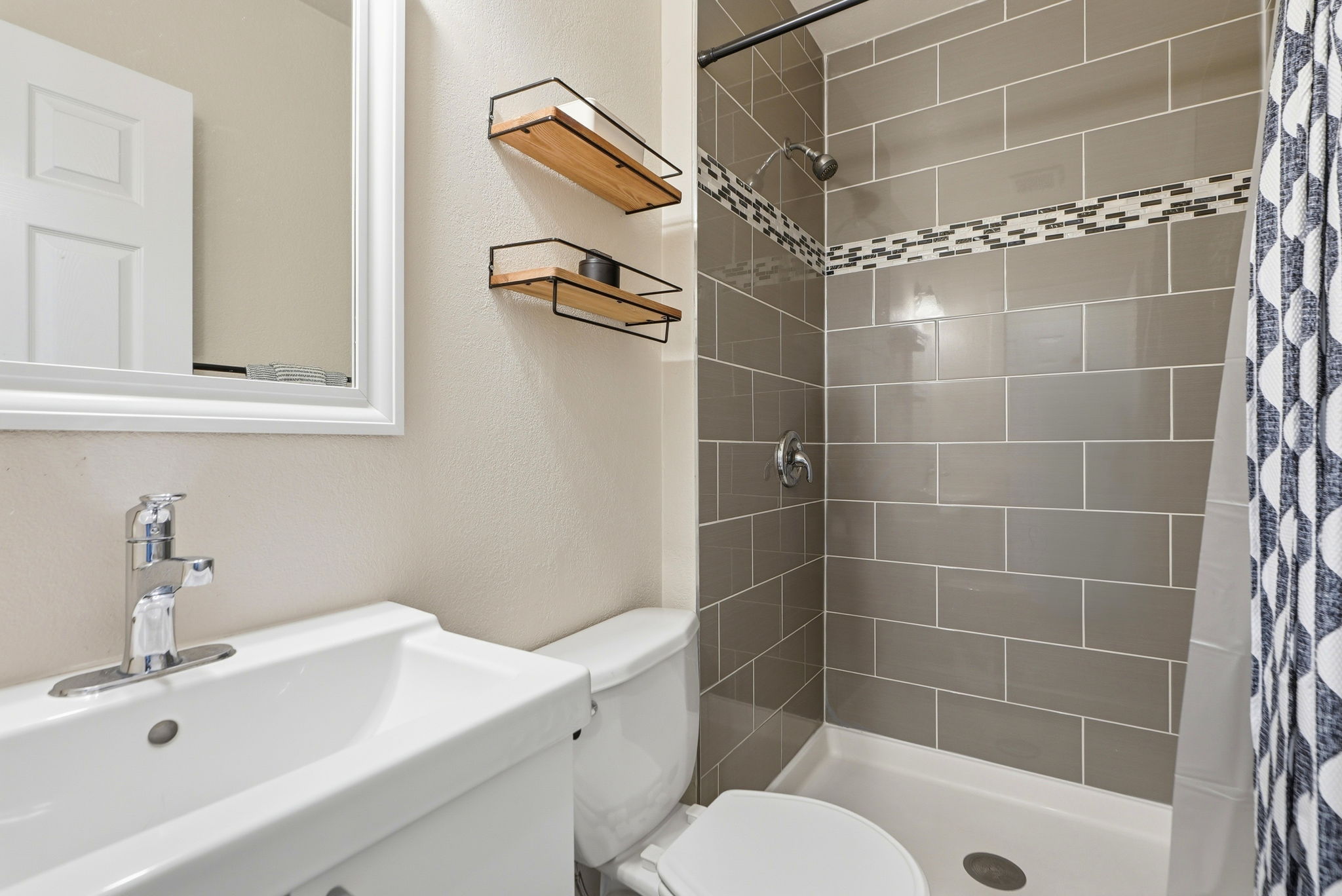 025_F8_4209 Suter St
