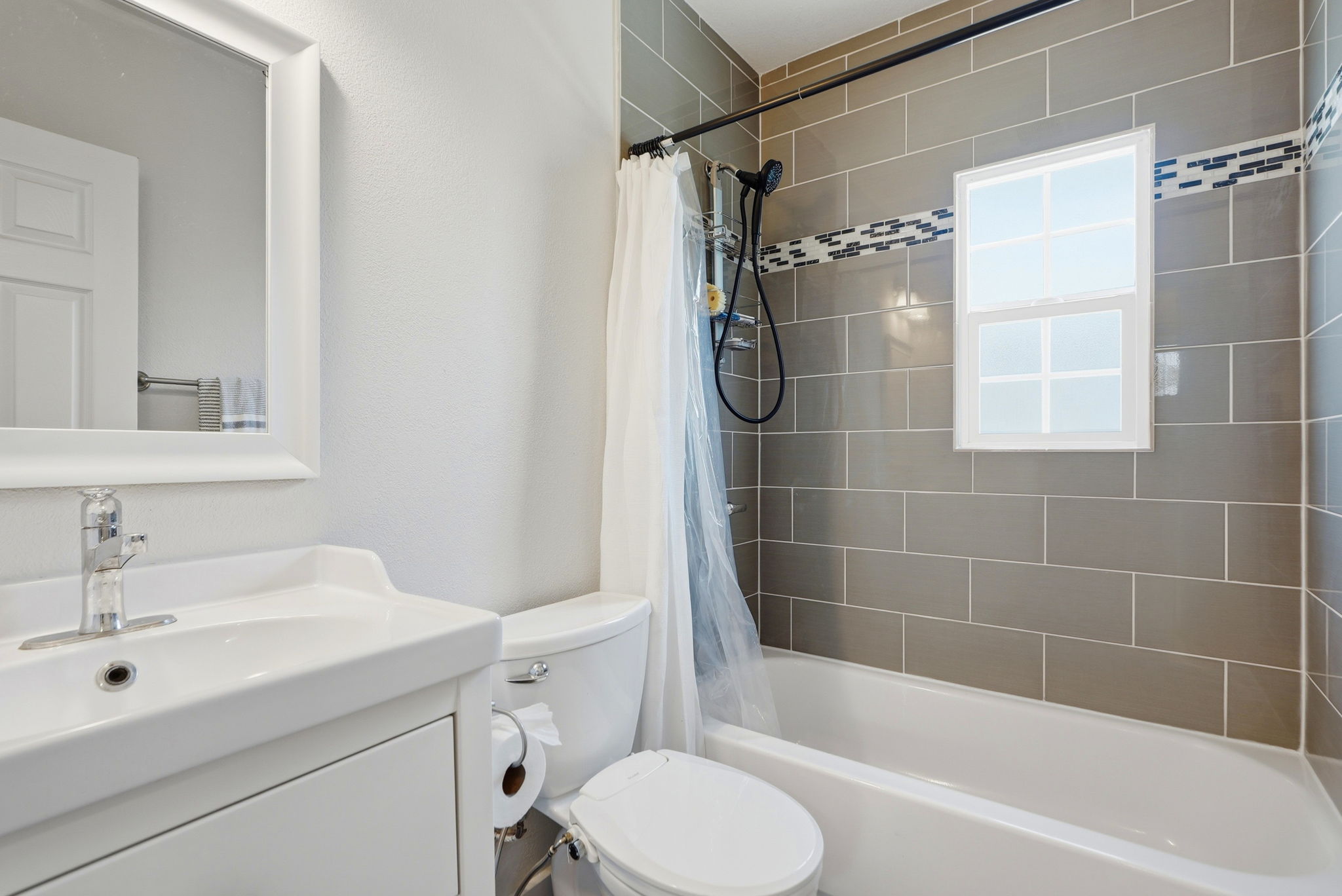 026_F8_4209 Suter St