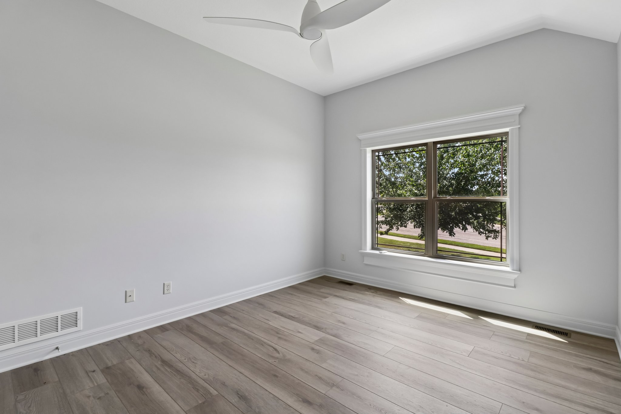 Greystone Dr-S0808-025.jpg