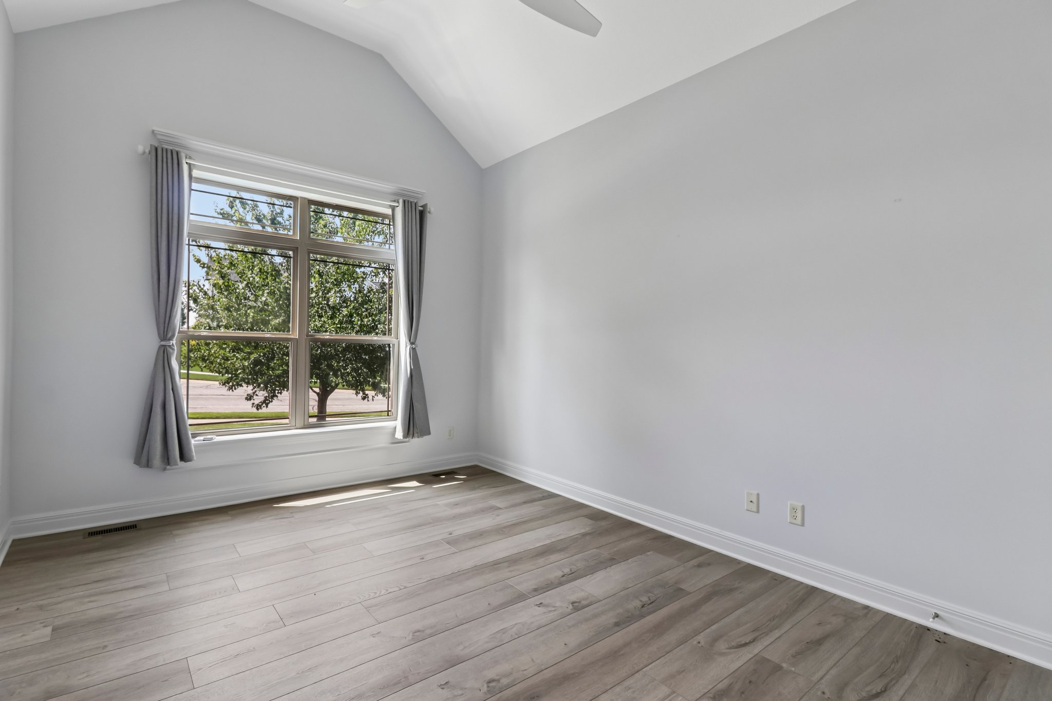 Greystone Dr-S0808-029.jpg