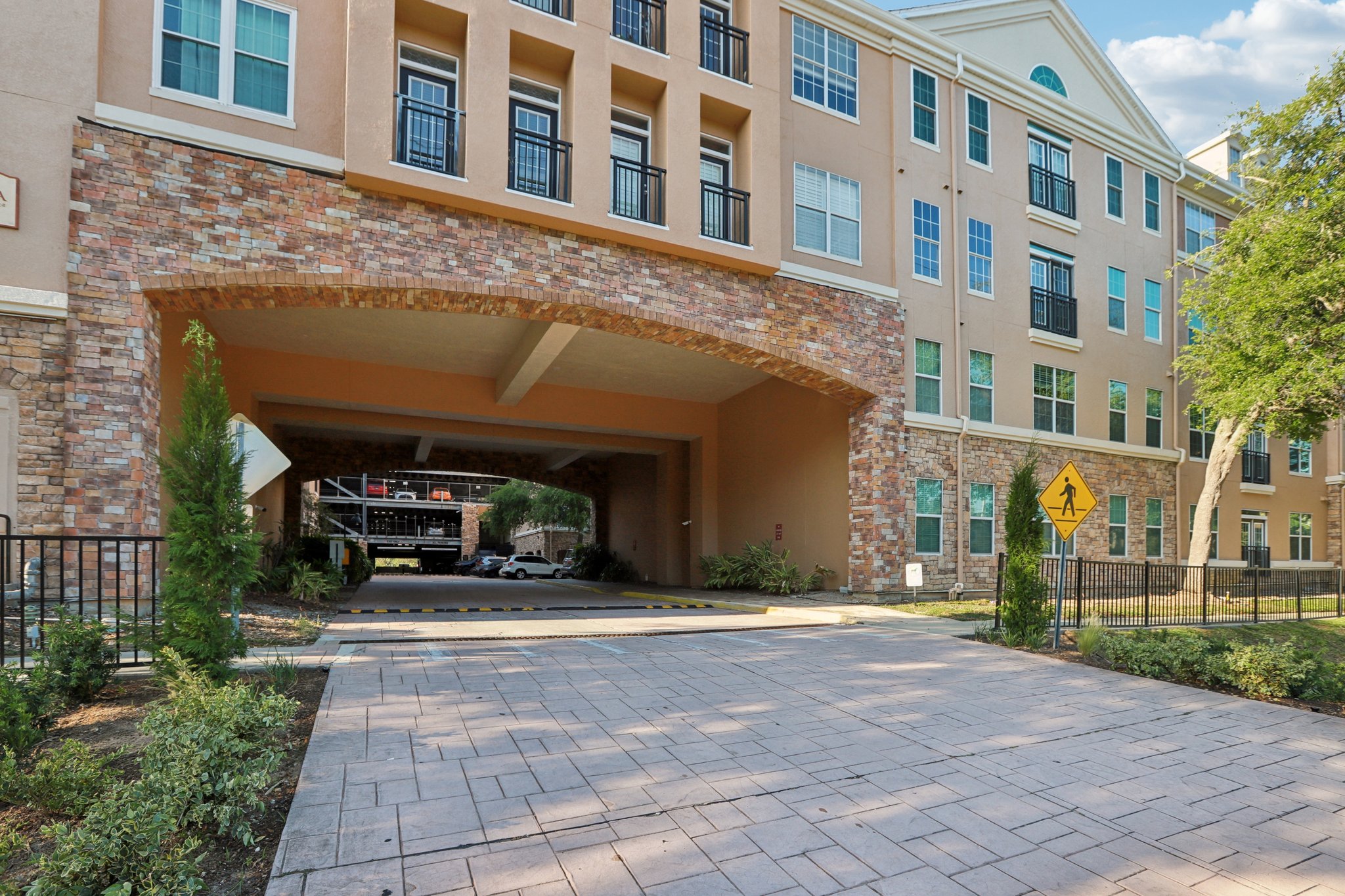 W Spruce St 2309-S1804-004.jpg
