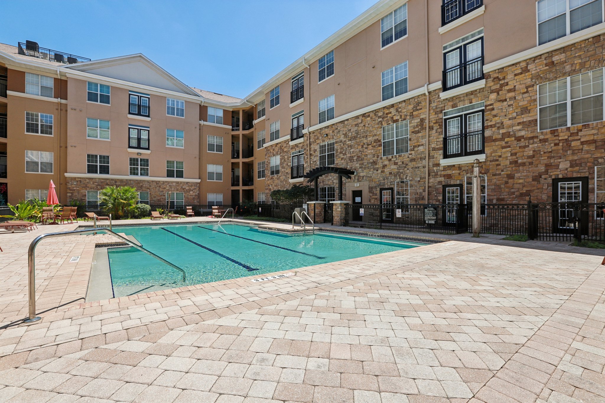 W Spruce St 2309-1804-905.jpg