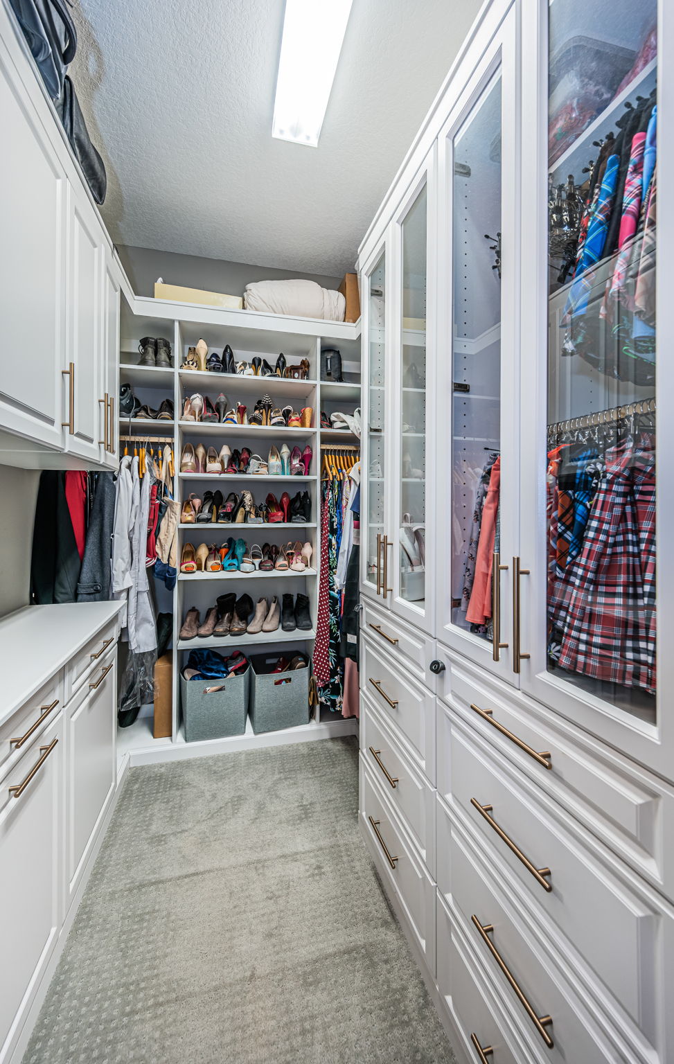 Master Bedroom Walk-in Closet1e