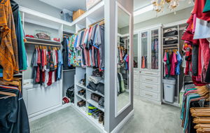 Master Bedroom Walk-in Closet1c