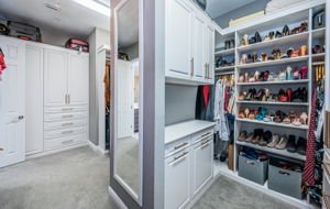 Master Bedroom Walk-in Closet1d