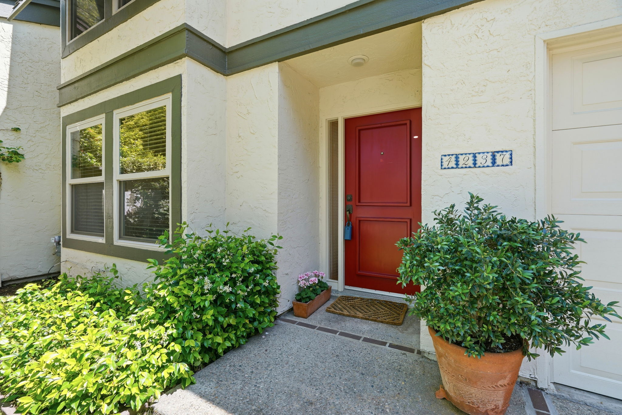 004_F8_4237 Ponce Dr