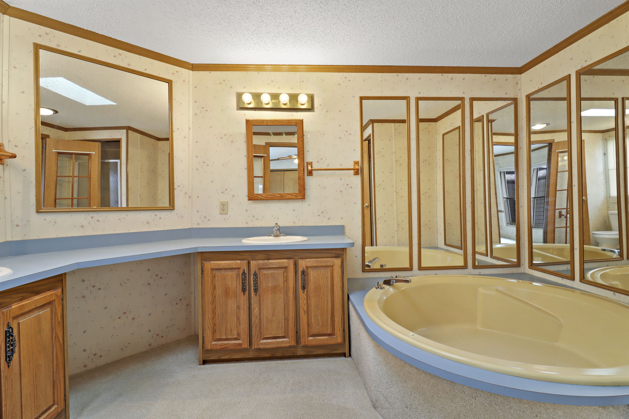 Primary suite with garden tub