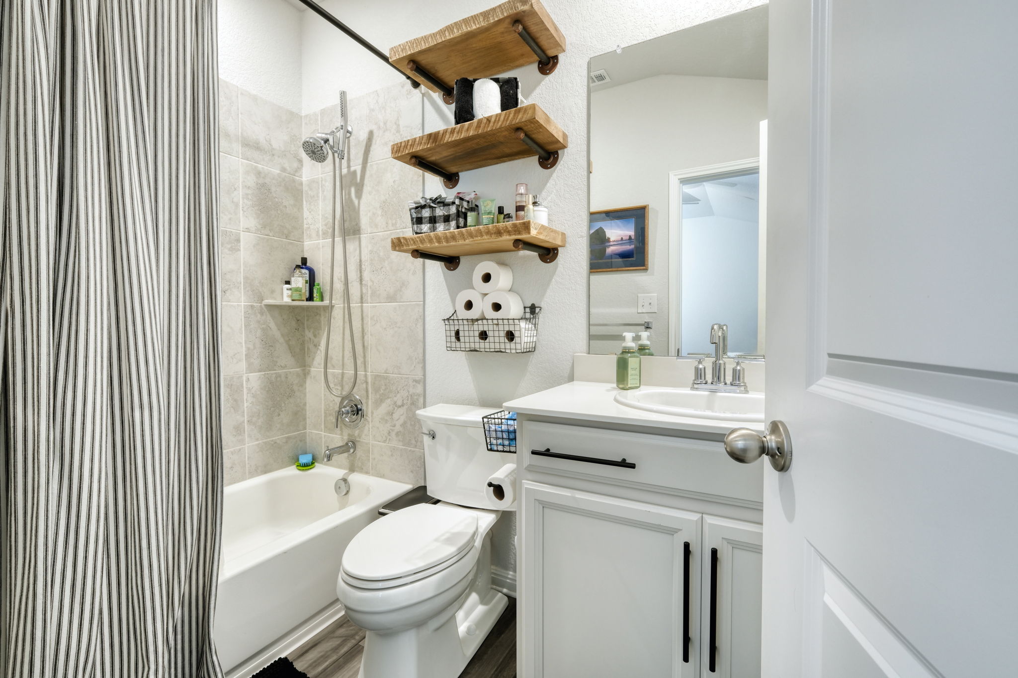 Private Bathroom for Bedroom 4