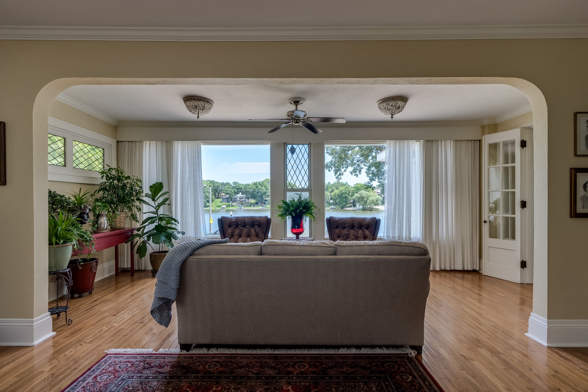 natural sunlight bathes the main floor