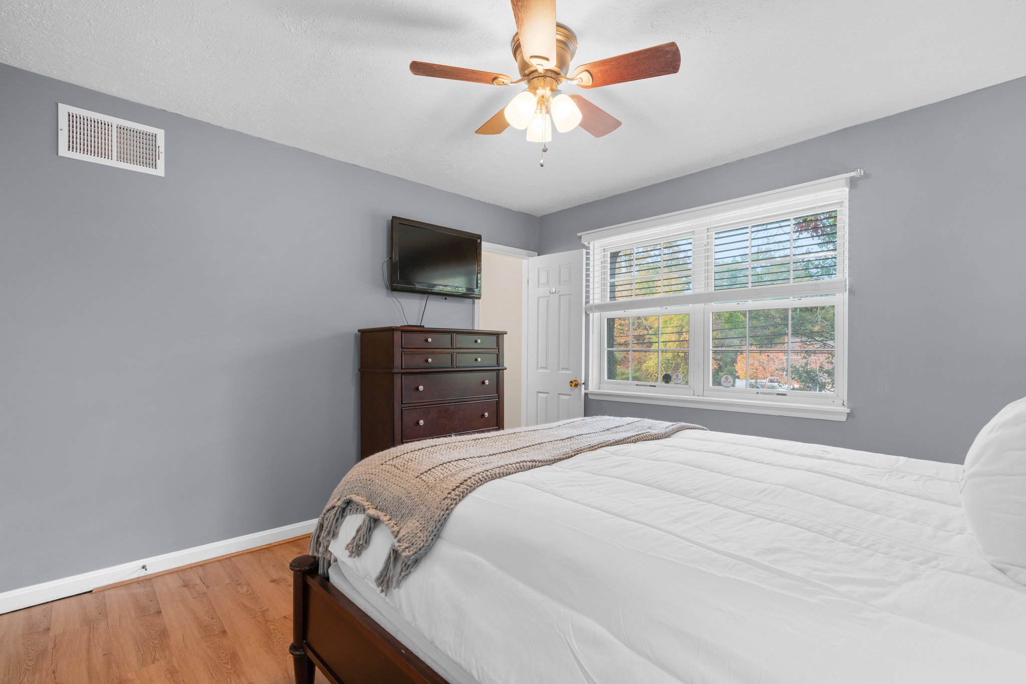 20. Main bedroom.jpg