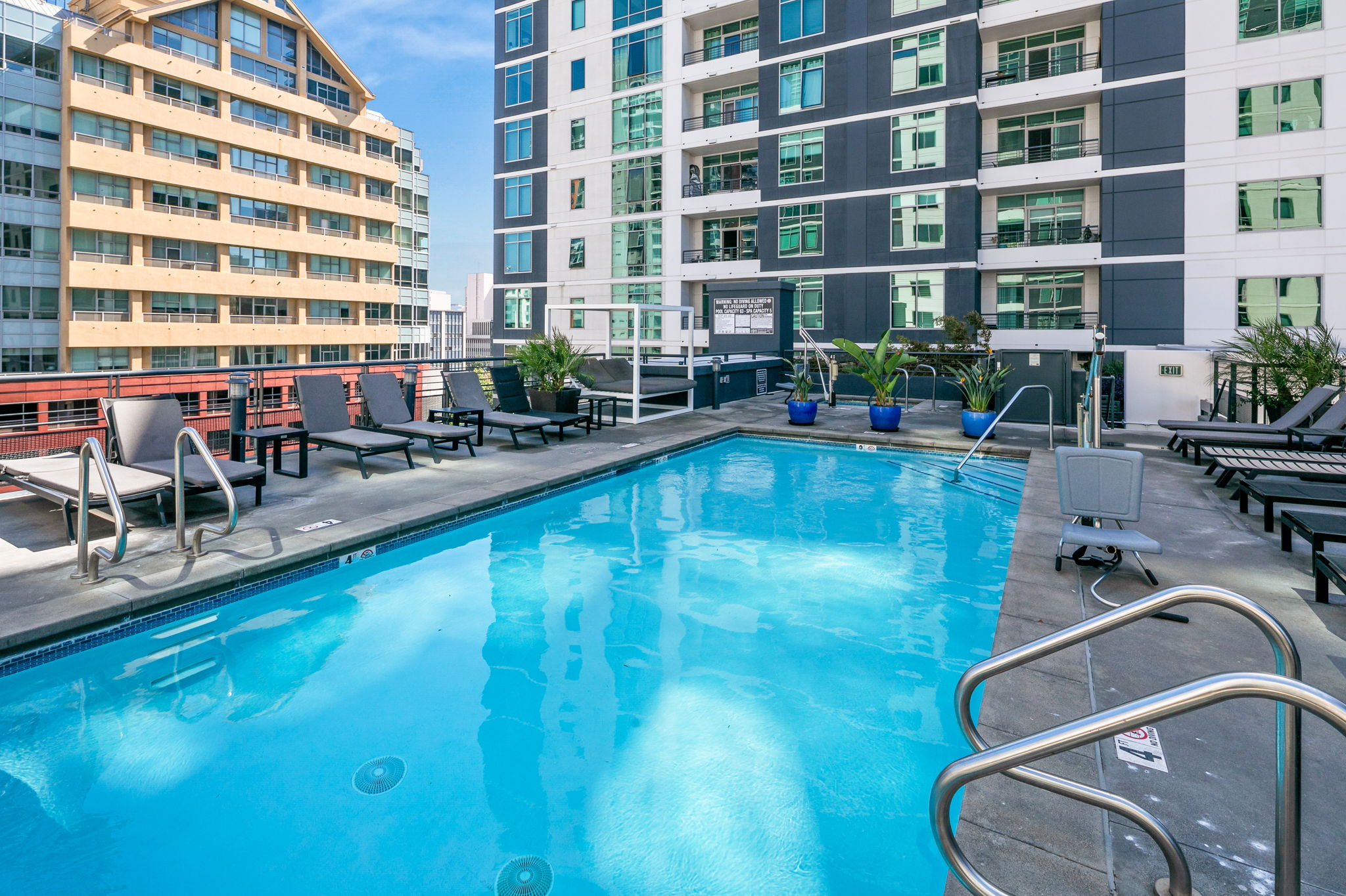425 W Beech St. 327-28