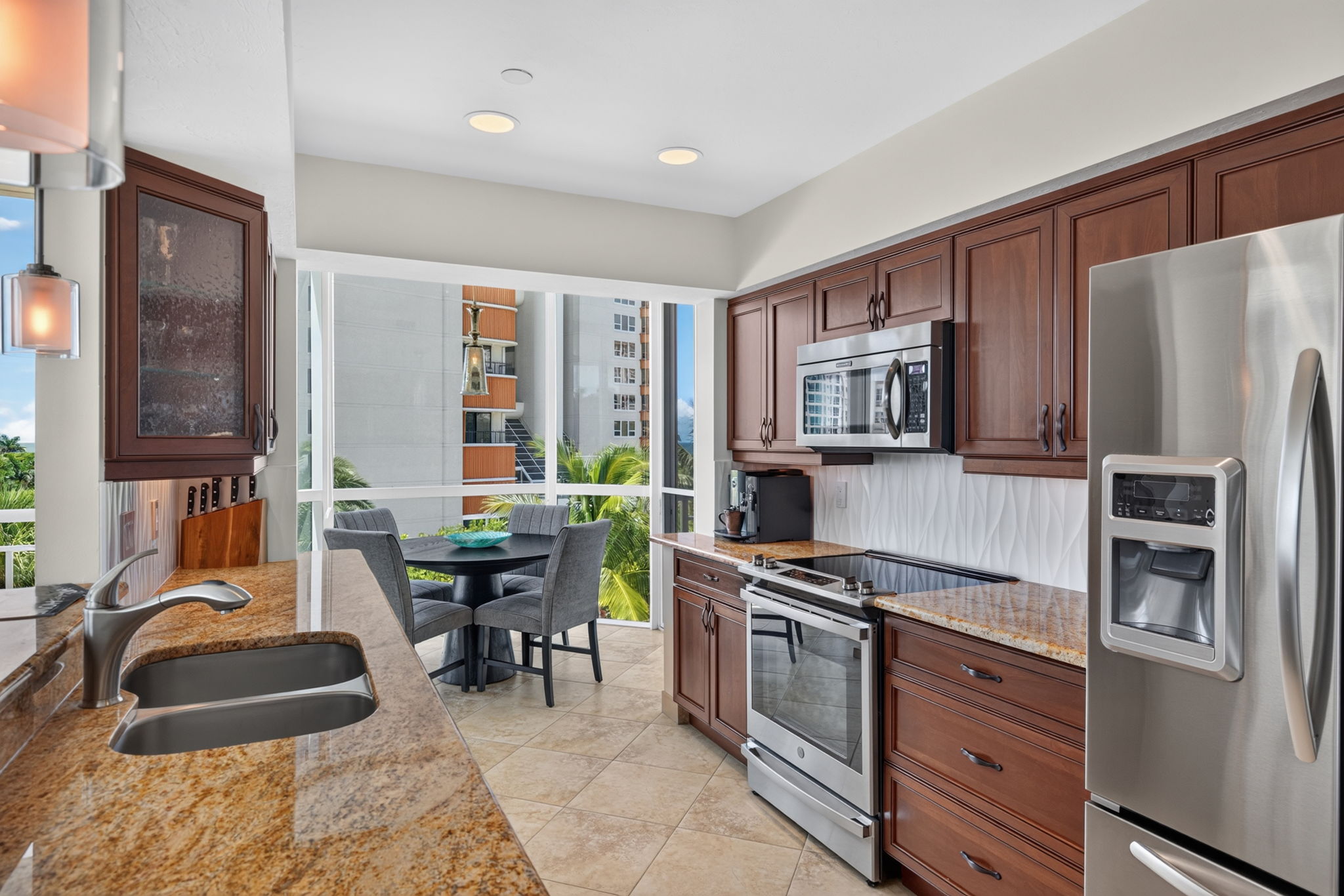 Kitchen 3 of 5