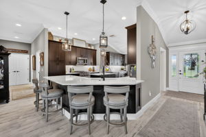 EXPANSIVE Kitchen and Eat-In Breakfast Bar