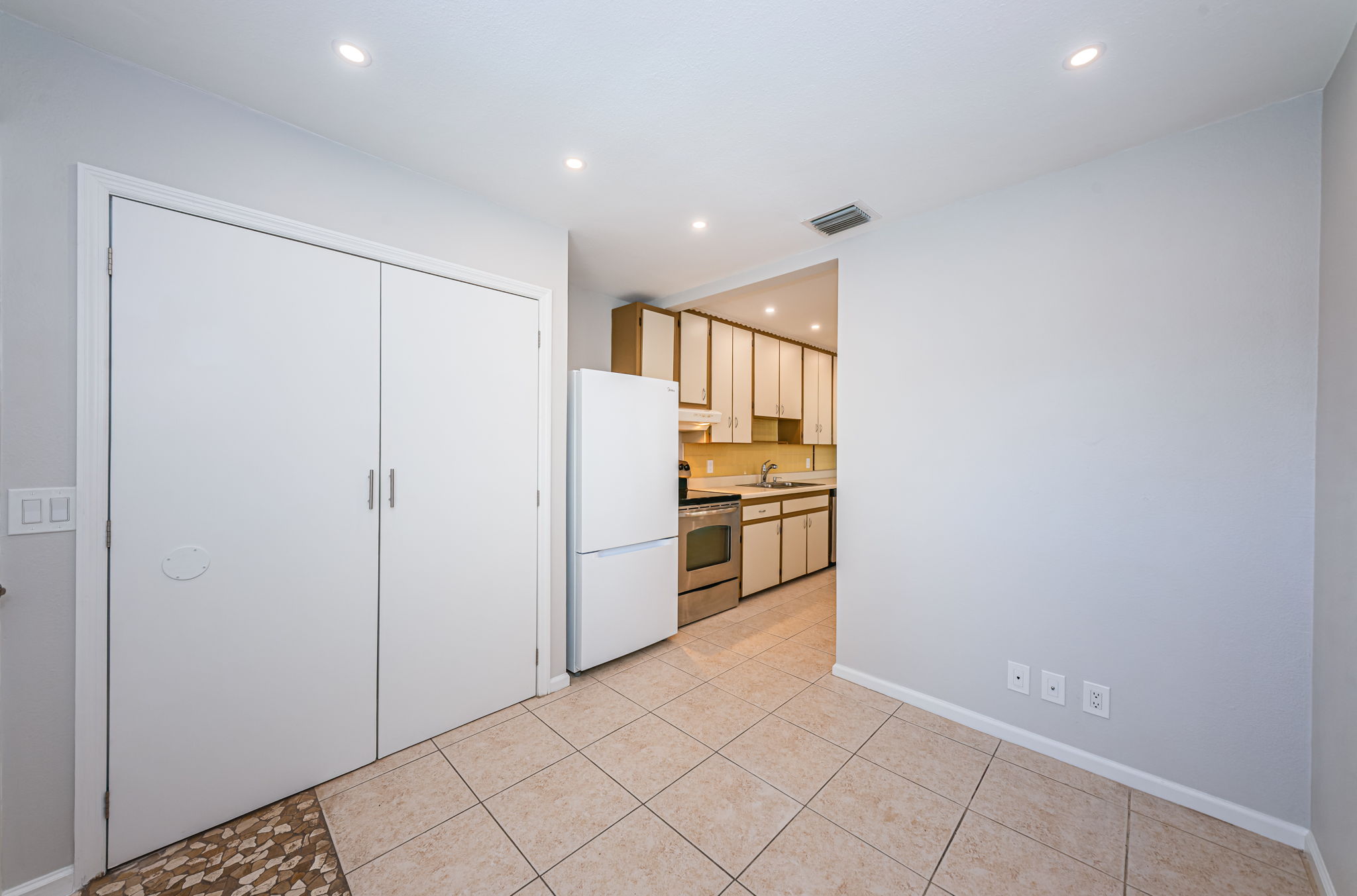 Bonus Room - laundry closet.