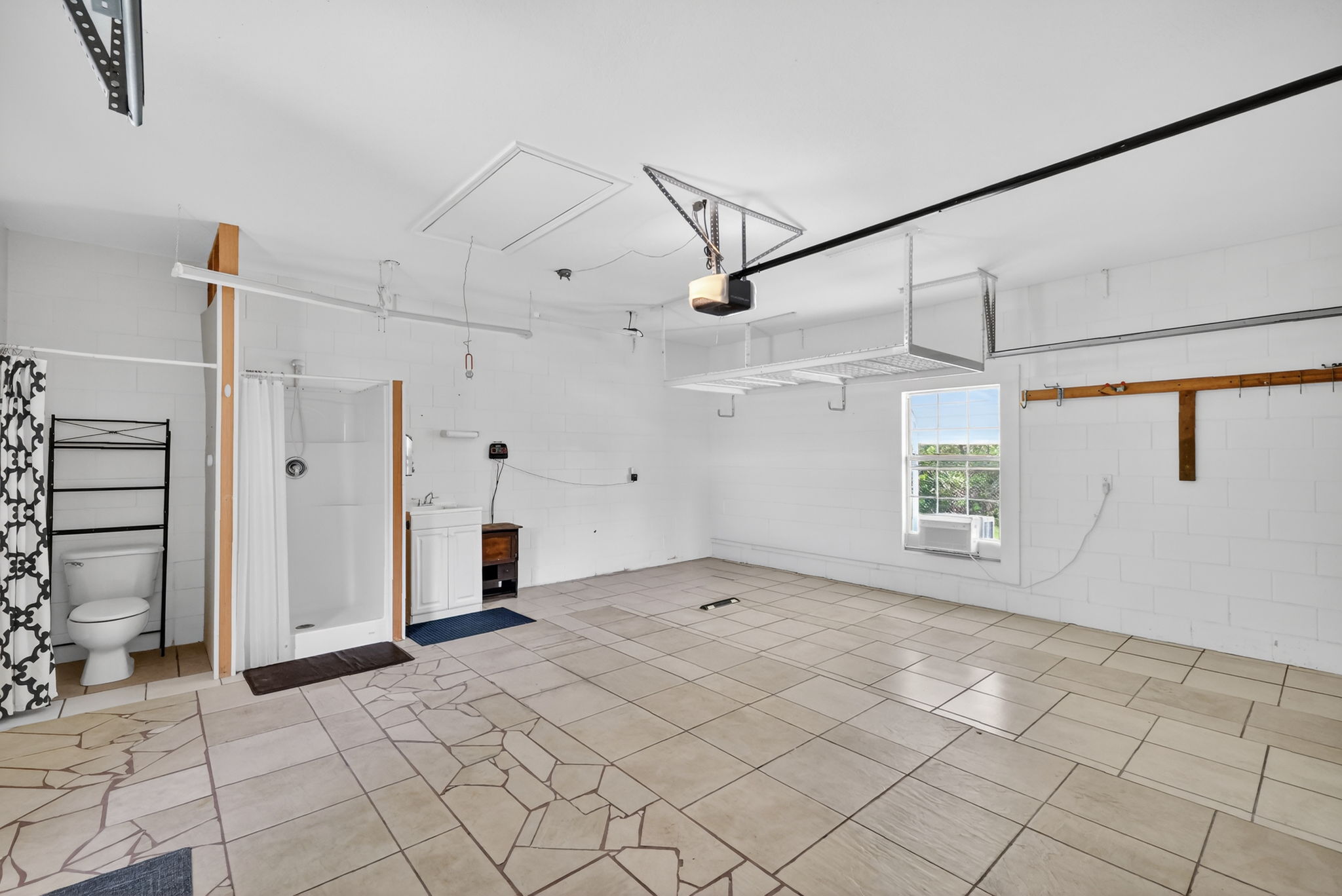 Air Conditioned Garage with Full Bathroom