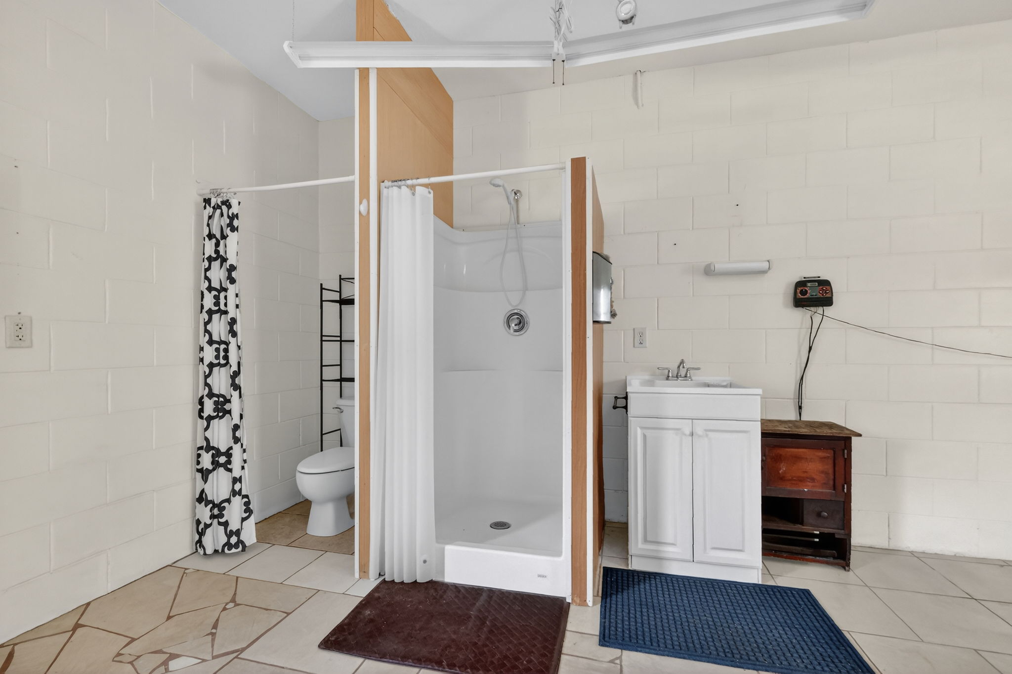 Air Conditioned Garage with Full Bathroom