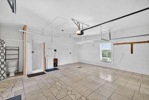 Air Conditioned Garage with Full Bathroom