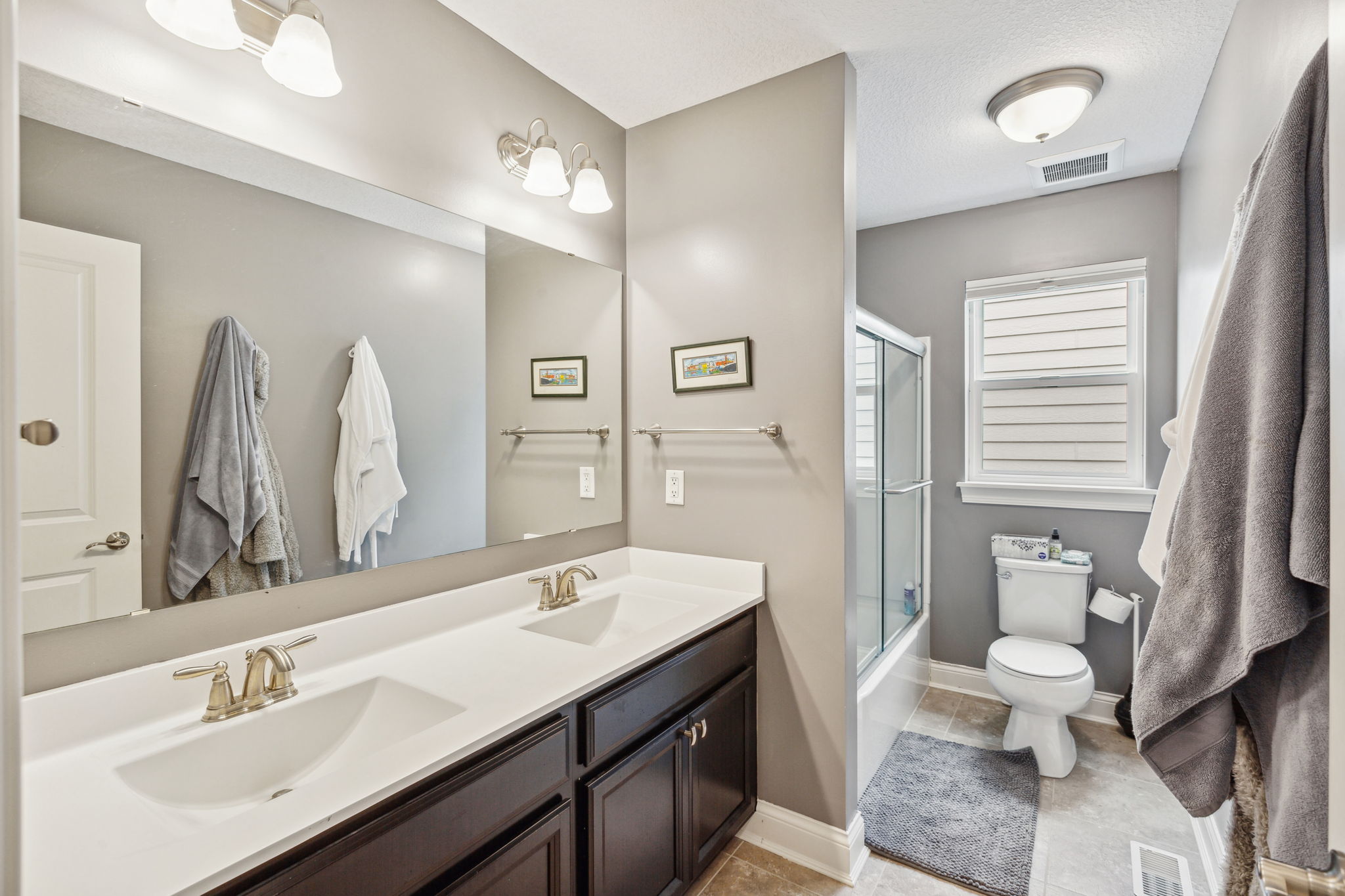 Upper level full bath