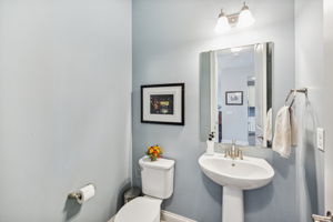 Main floor 1/2 bath
