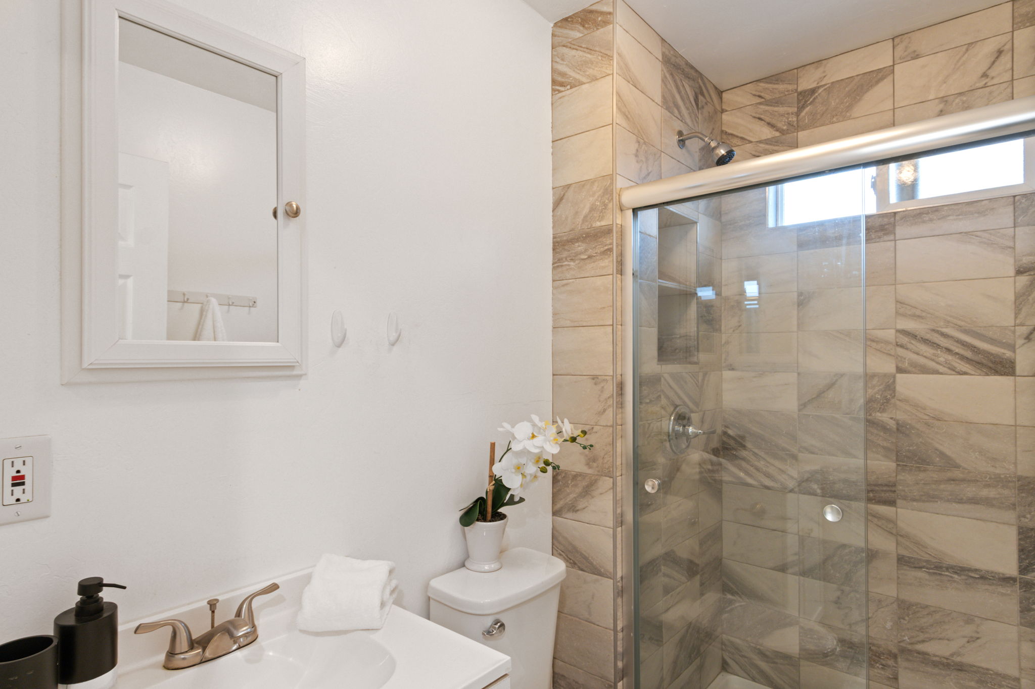 Upstairs hallway bath #1