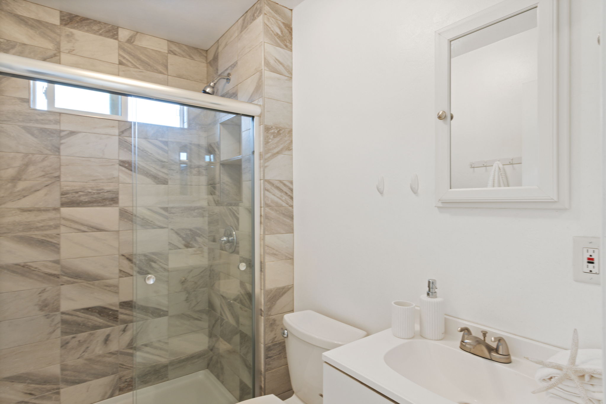 Upstairs hallway bath #2