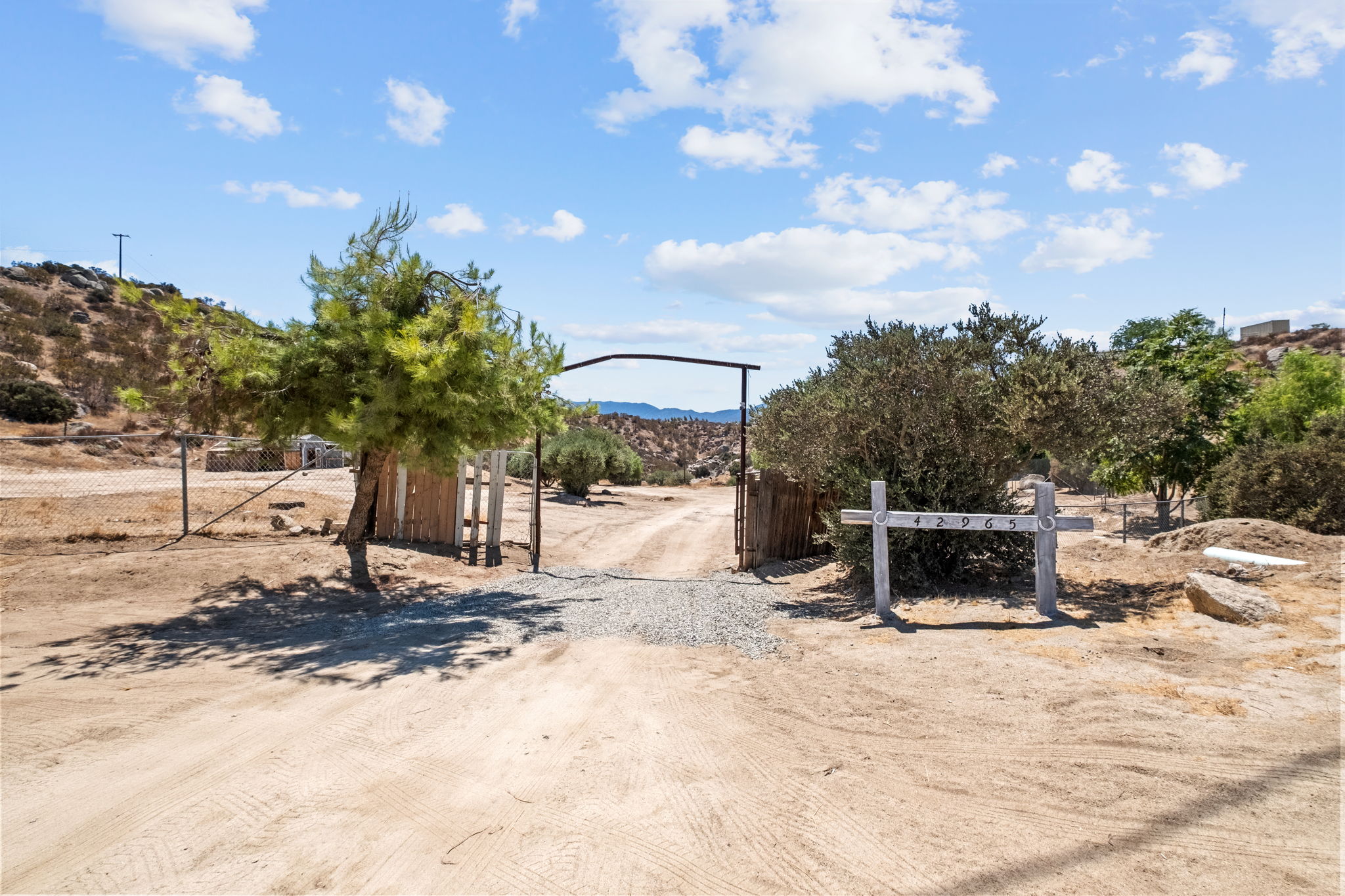 Welcome to 42965 Powerline Rd, Aguanga, CA 92536-9149