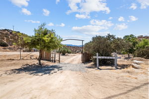 Welcome to 42965 Powerline Rd, Aguanga, CA 92536-9149
