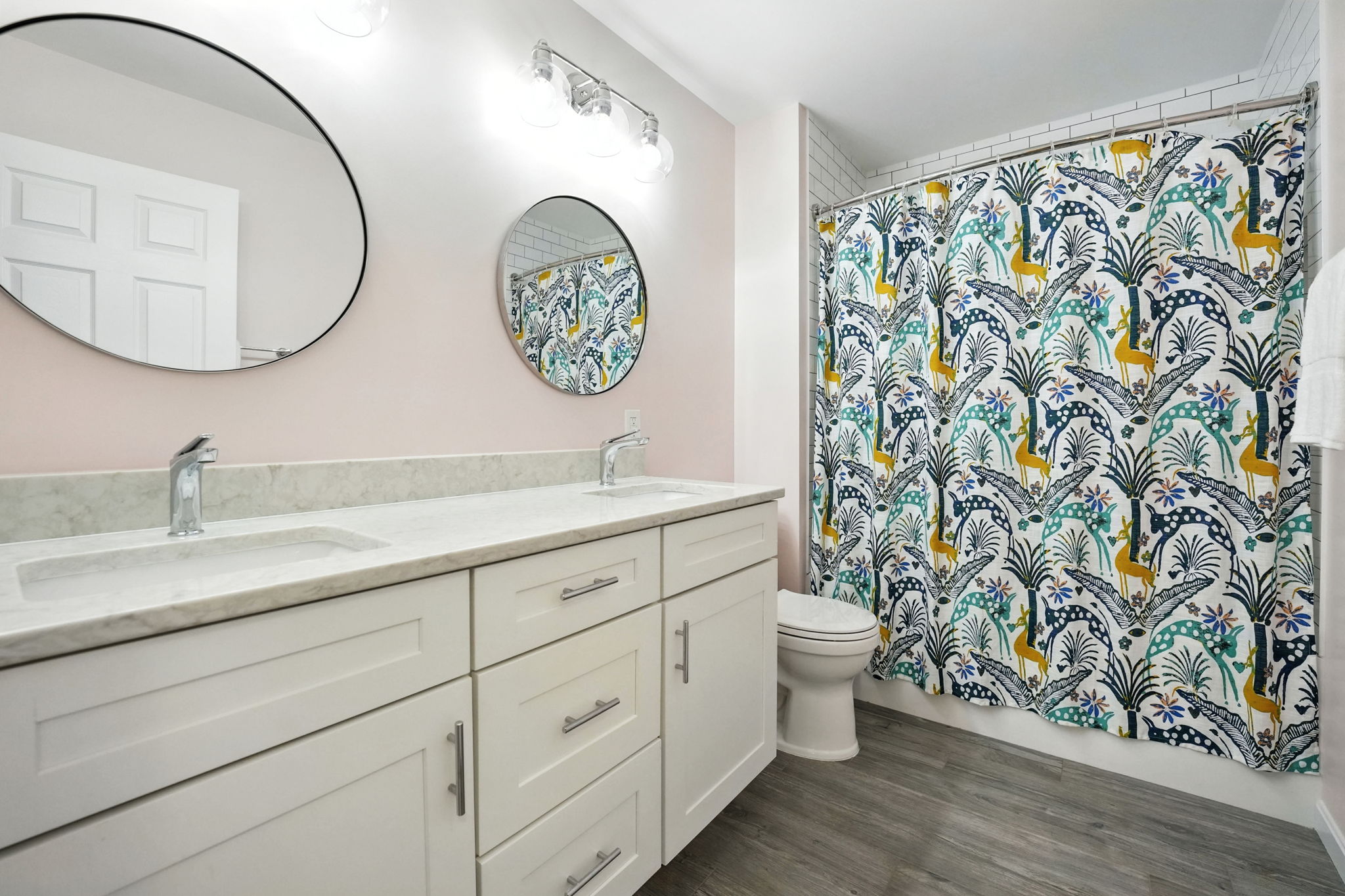 Upper level hall bathroom