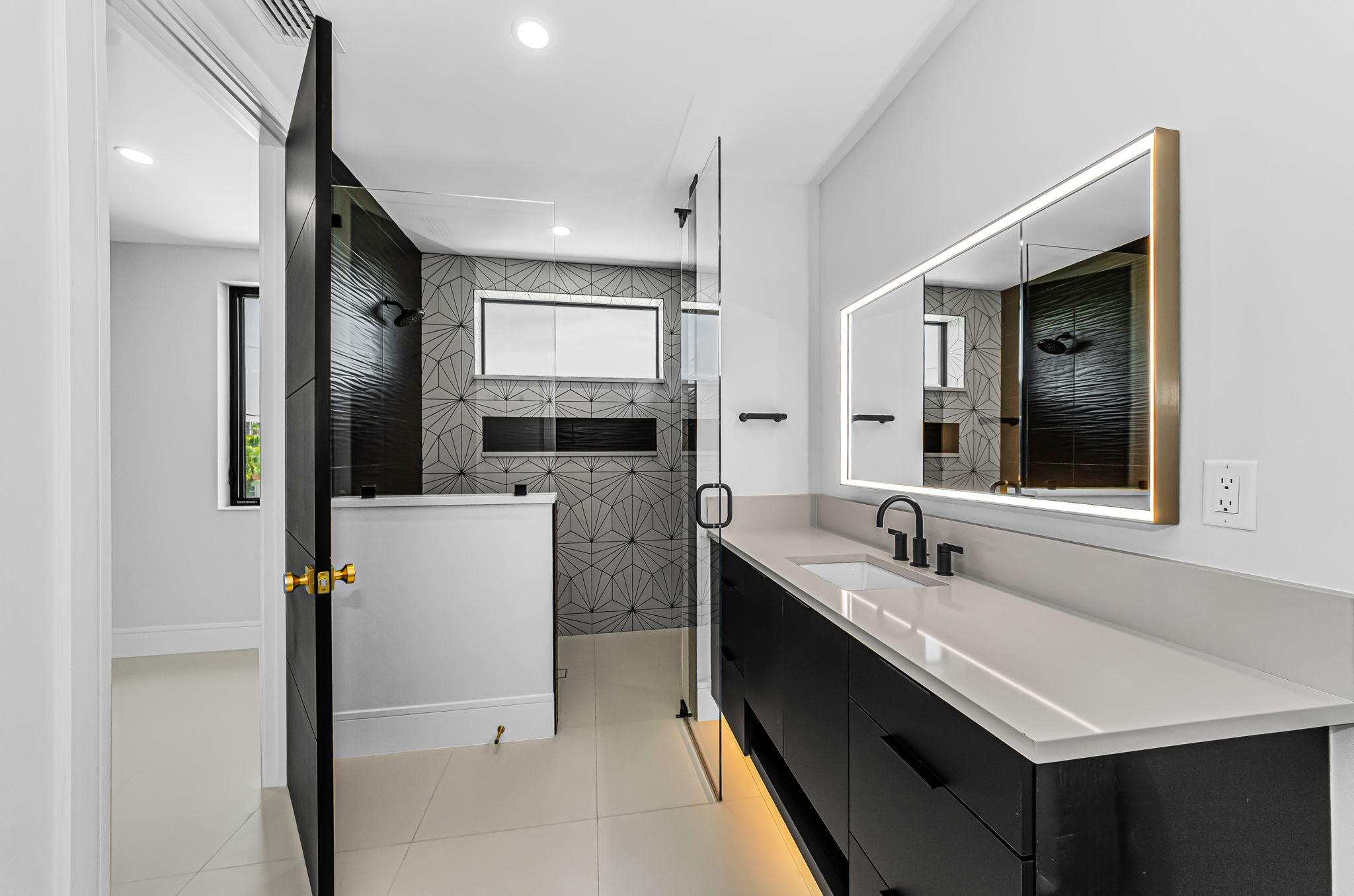 Main Level Guest Bathroom2a