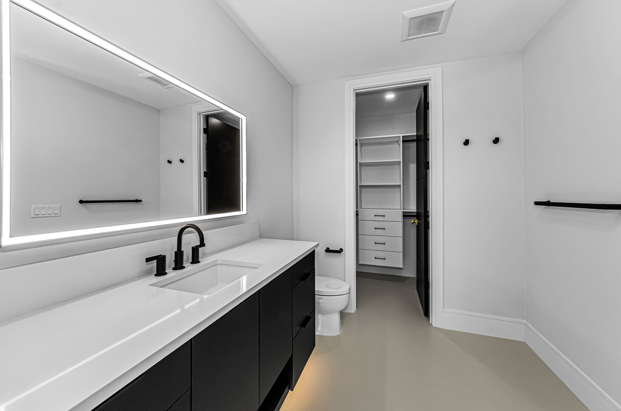 Main Level Guest Bathroom2c