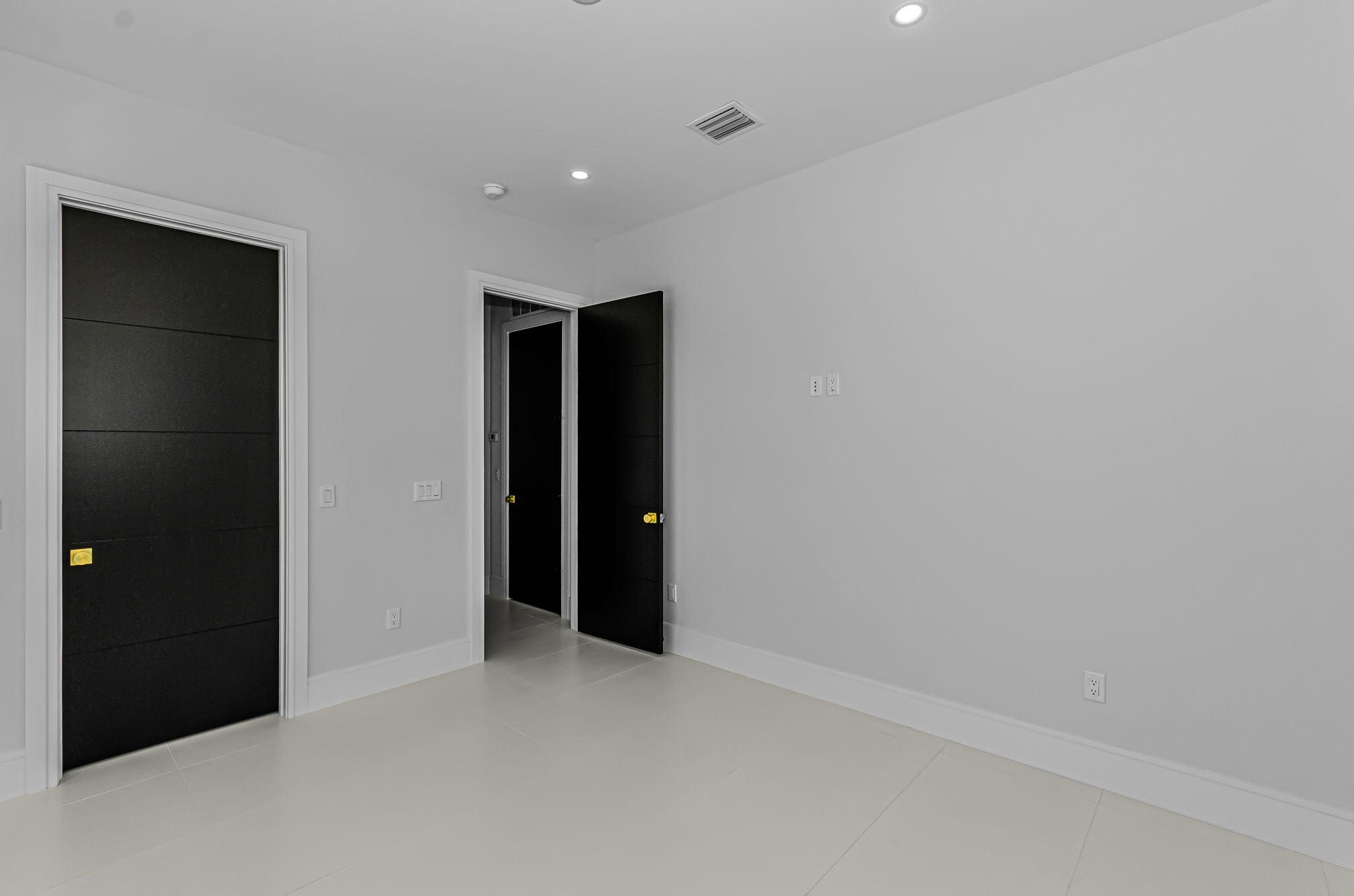 Upper Level Bedroom4c