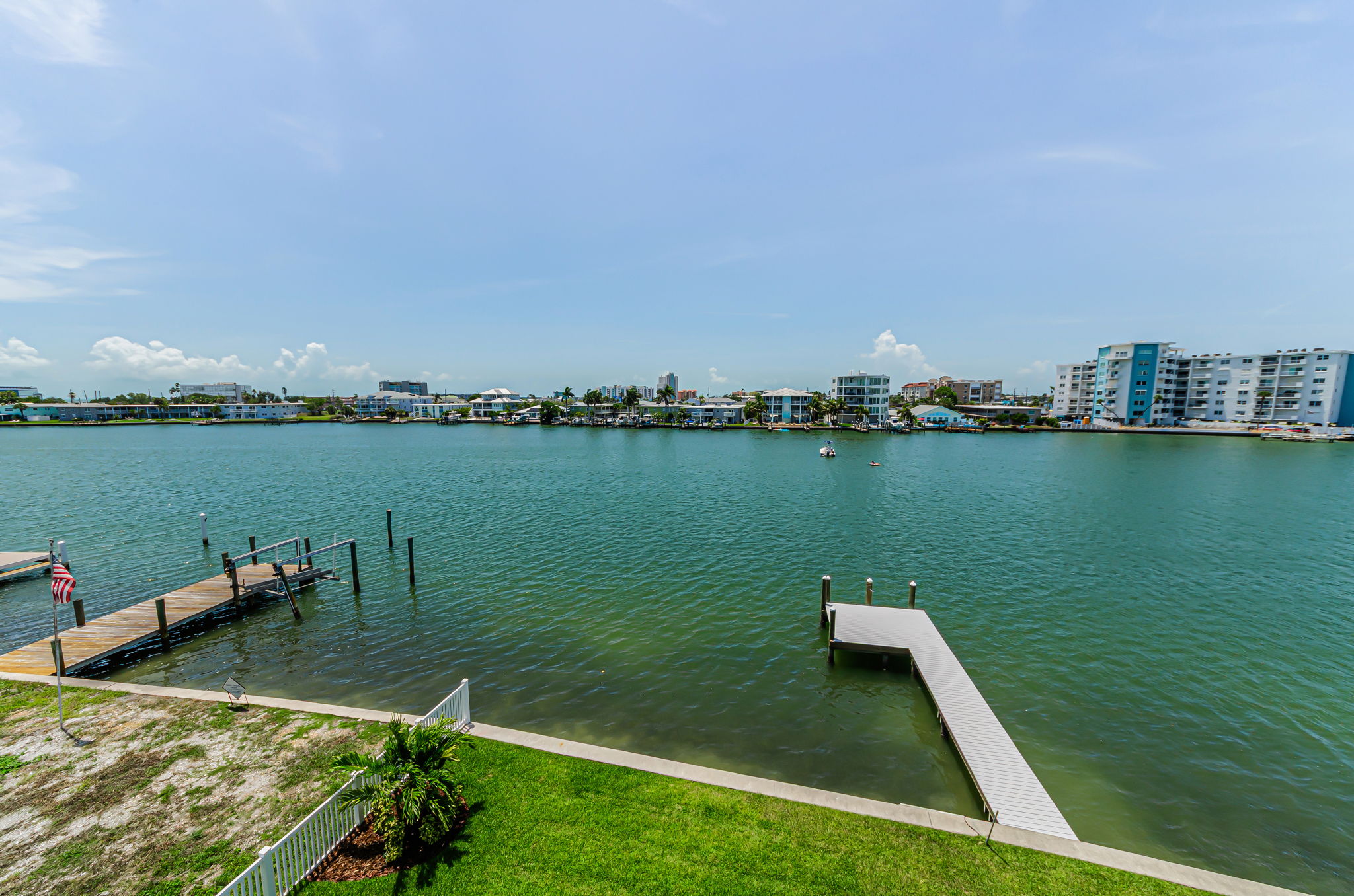 Upper Level Office Balcony View4