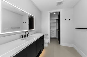 Main Level Guest Bathroom2c