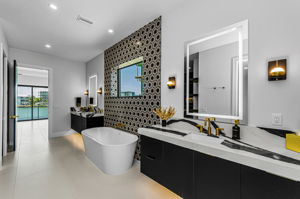 Main Level Primary Bathroom1i