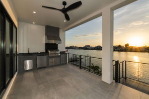 Dining Room-Kitchen Balcony20