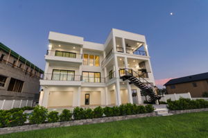 Rear Exterior34