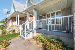 Front Porch/Entrance