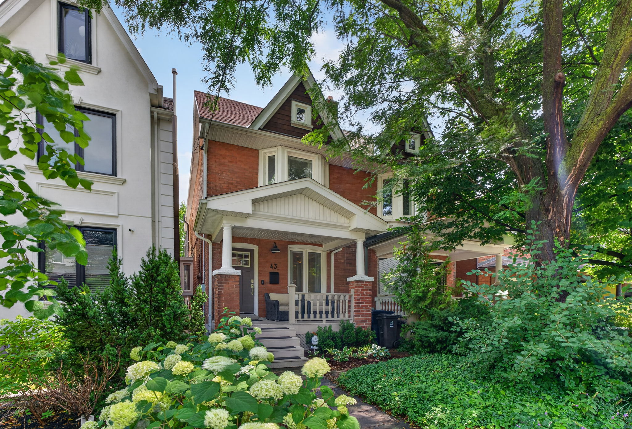 43 Helena Ave Toronto, ON M6G 2H3