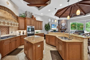 Kitchen 2 of 4
