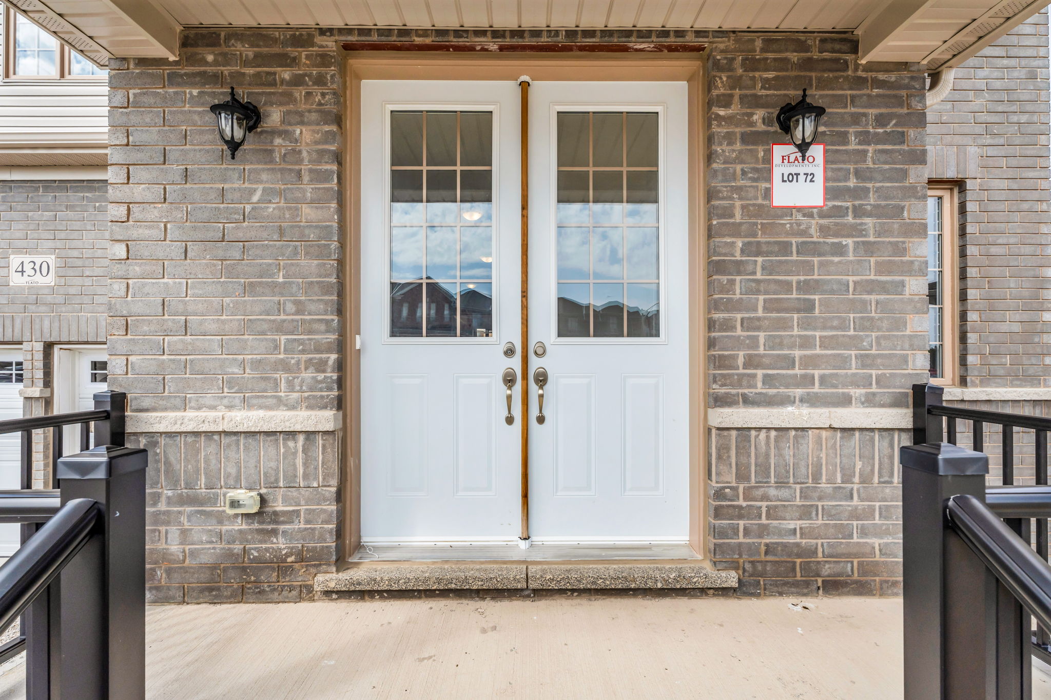 Front Porch/Entrance