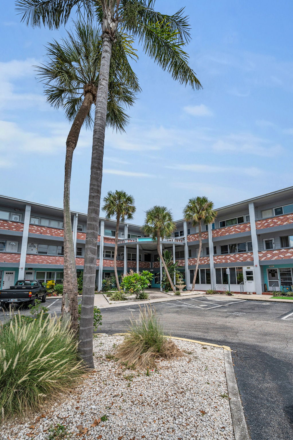 Front Exterior4