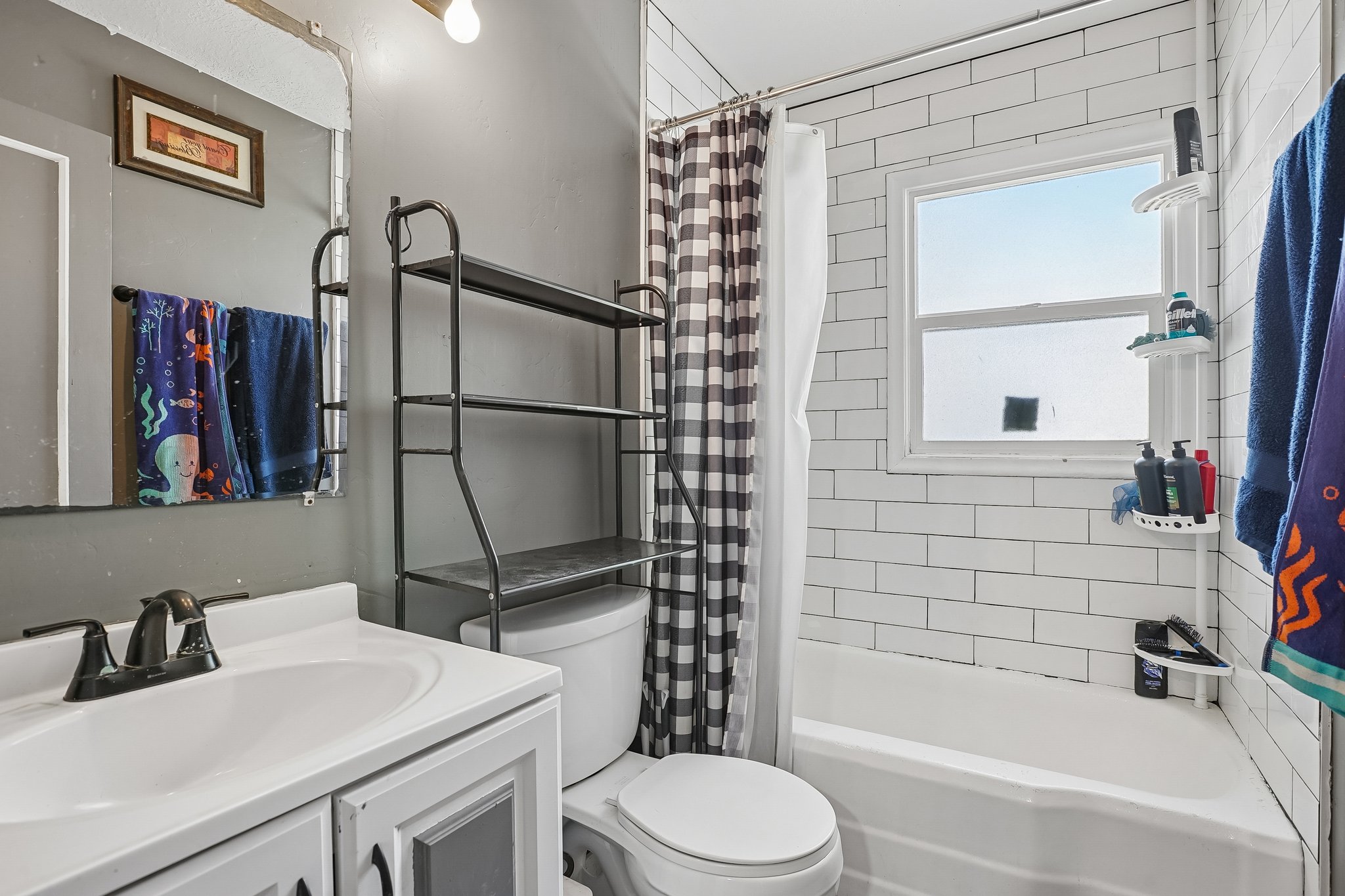 Upstairs Full Bathroom.jpg