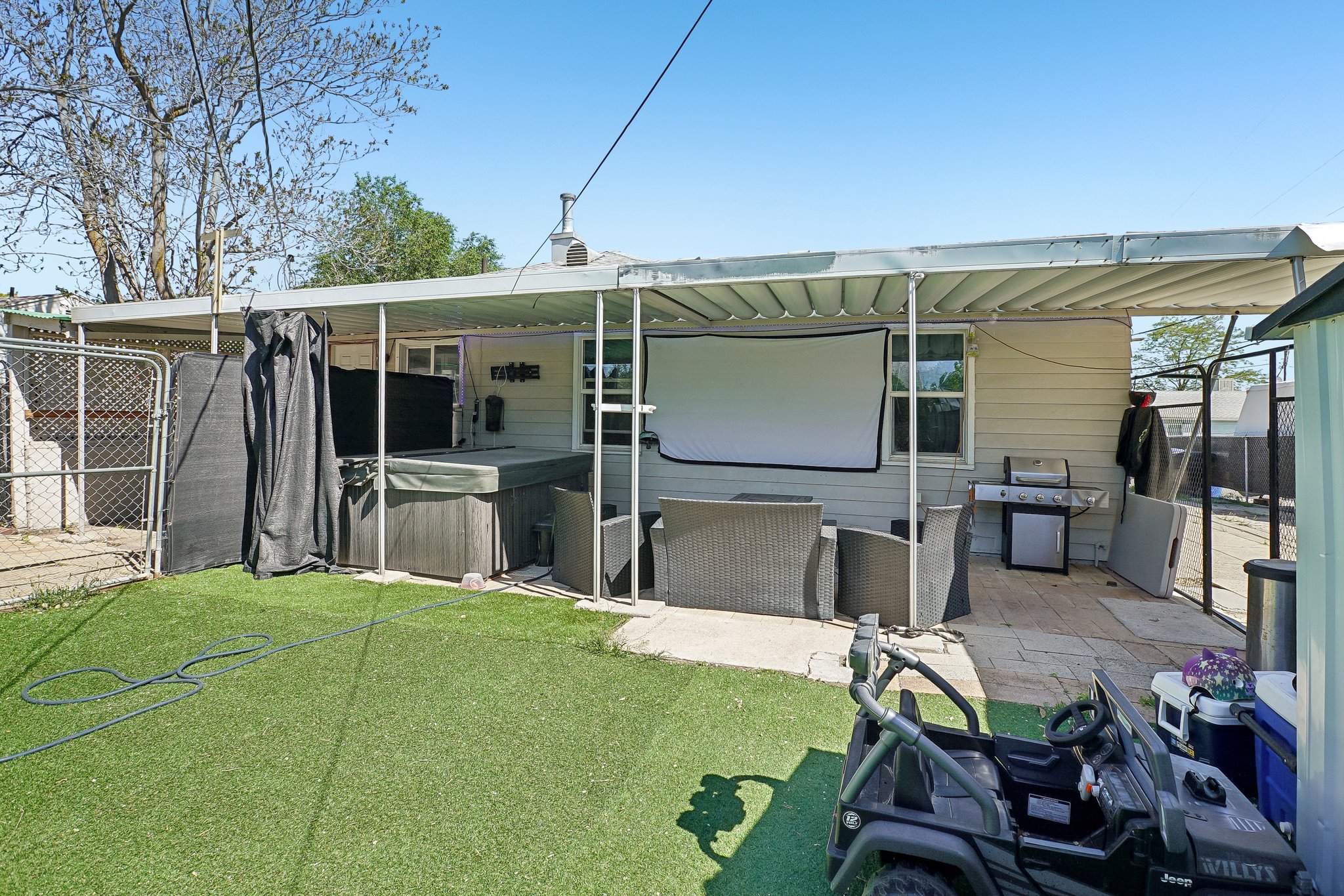 Covered Patio w/Hot Tub.jpg